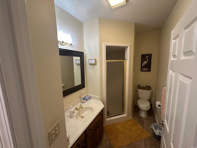 full bath with vanity, a shower stall, toilet, and a textured ceiling