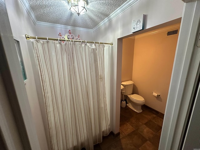 bathroom featuring visible vents, a shower with curtain, toilet, a textured ceiling, and crown molding