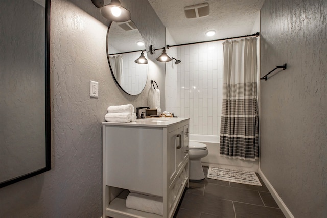 full bathroom featuring a textured ceiling, a textured wall, toilet, shower / tub combo, and vanity