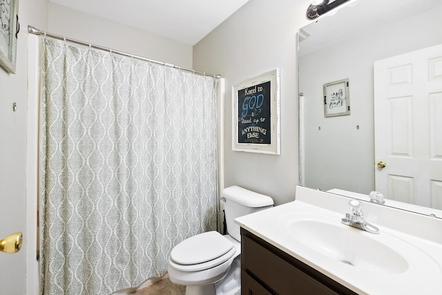 full bathroom featuring toilet, a shower with shower curtain, and vanity