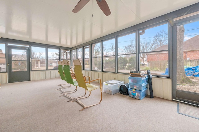 sunroom with ceiling fan