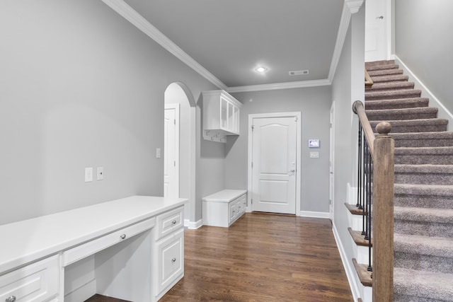 mudroom featuring recessed lighting, dark wood-type flooring, baseboards, built in study area, and crown molding