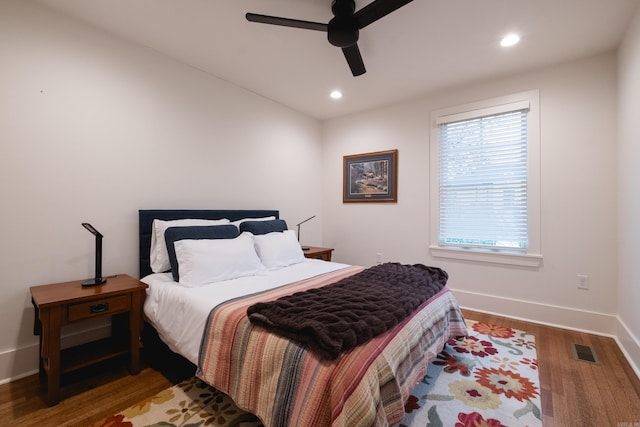 bedroom featuring ceiling fan, recessed lighting, visible vents, baseboards, and dark wood-style floors