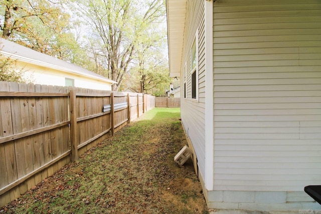 view of yard featuring a fenced backyard