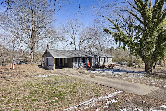 view of front of house featuring concrete driveway