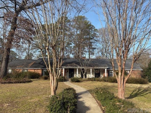 ranch-style home with a front yard