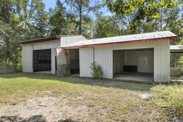 view of pole building featuring a lawn