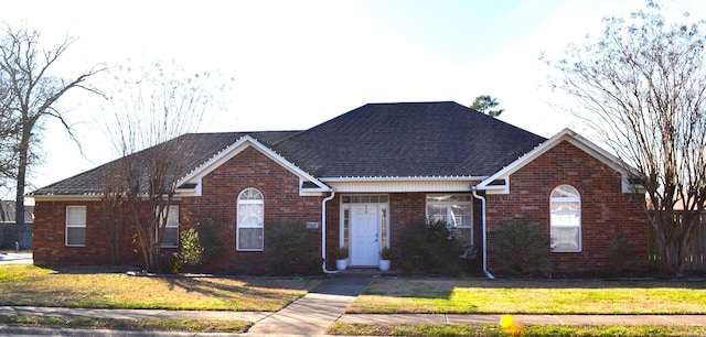 view of front of property featuring a front yard and brick siding