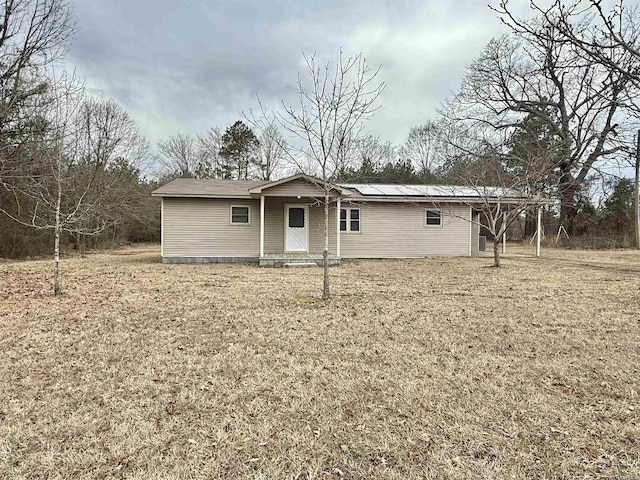 view of front of home featuring a front lawn