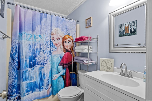 bathroom featuring a textured ceiling, curtained shower, vanity, and toilet