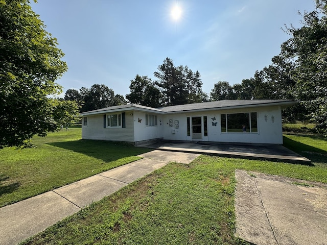 5262 Hand Cove Rd, Elizabeth, AR 72531 - ranch-style house featuring a front lawn and a patio
