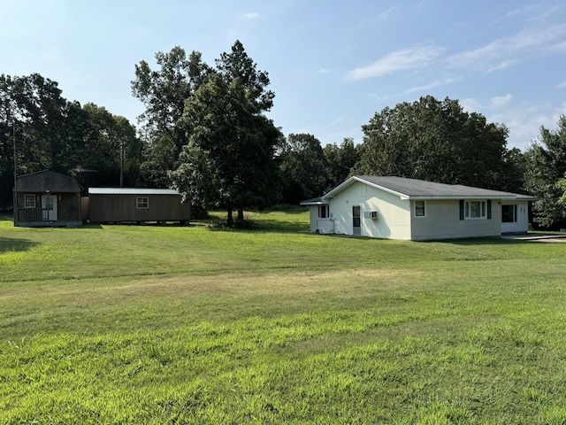 view of yard featuring an outdoor structure