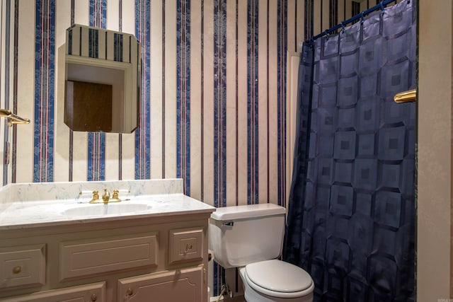 full bathroom featuring a shower with shower curtain, vanity, toilet, and wallpapered walls