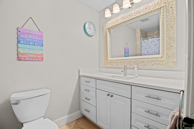 full bath featuring toilet, a shower with shower curtain, visible vents, vanity, and baseboards