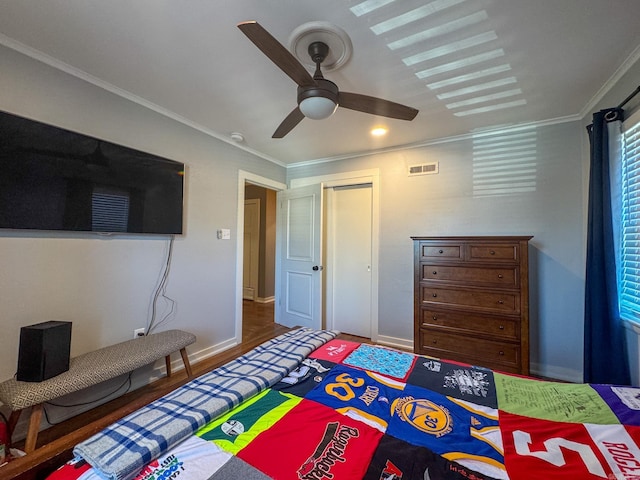 bedroom featuring a closet, visible vents, ornamental molding, ceiling fan, and baseboards