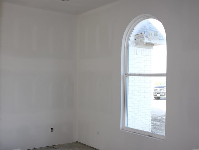 empty room featuring concrete flooring