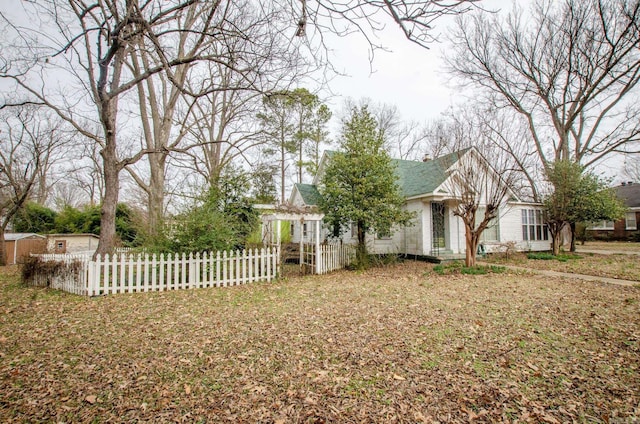 view of yard featuring fence