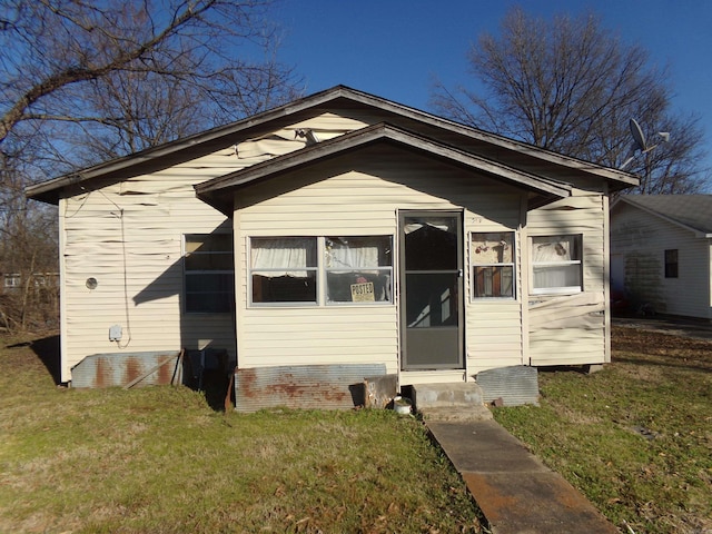 view of front of home with entry steps and a front yard