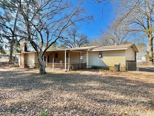 840 S 16th St, Arkadelphia, AR 71923 - ranch-style home featuring fence and a chimney