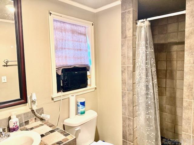 840 S 16th St, Arkadelphia, AR 71923 - bathroom with toilet, vanity, crown molding, and tiled shower