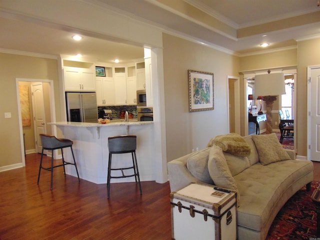 living room featuring dark wood-type flooring, recessed lighting, ornamental molding, and baseboards