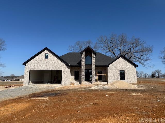 view of front of home with gravel driveway