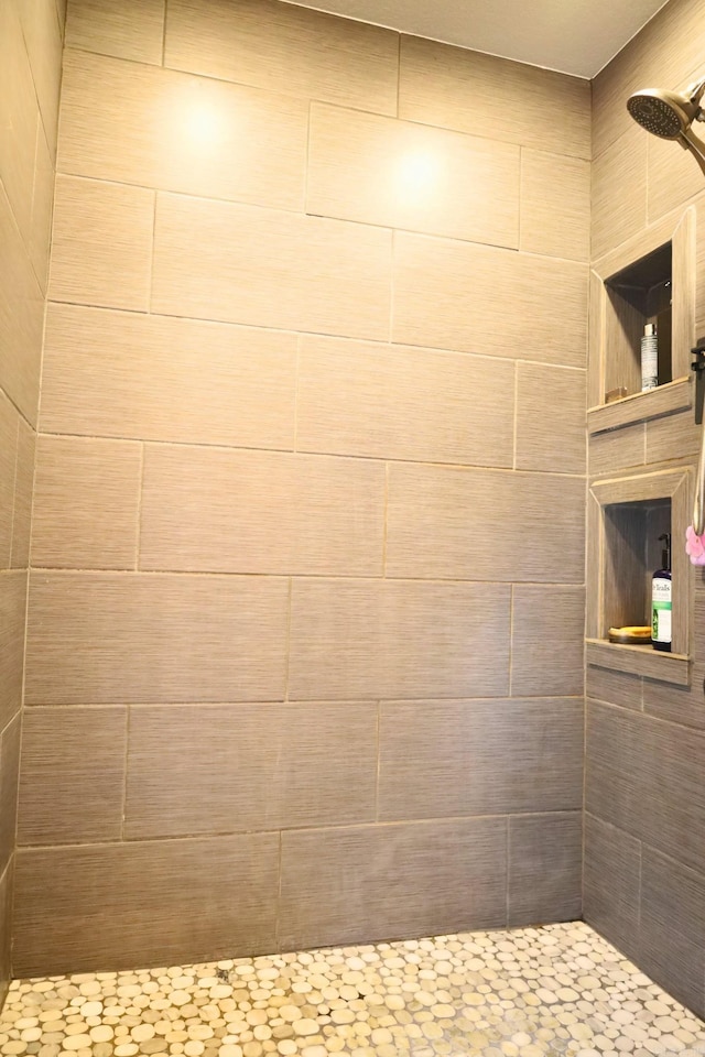 bathroom featuring a tile shower