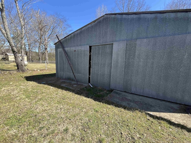 view of outdoor structure featuring an outbuilding