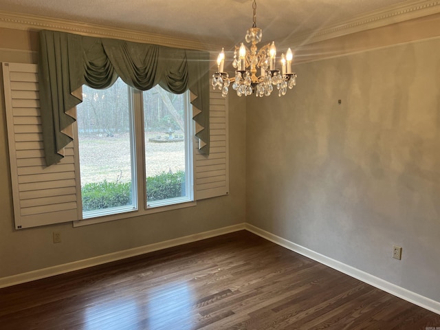 empty room with dark wood-type flooring, an inviting chandelier, and baseboards