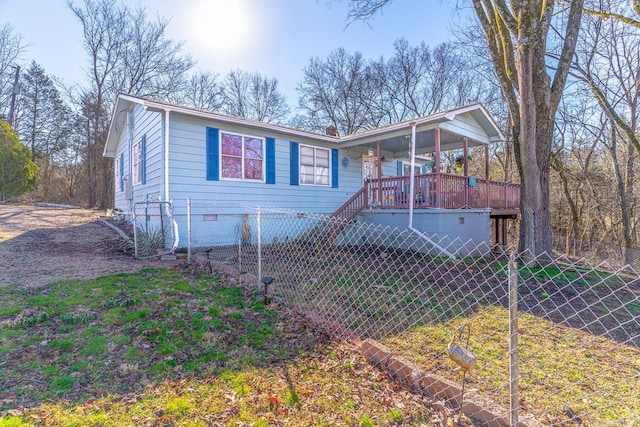 view of front facade with crawl space and fence