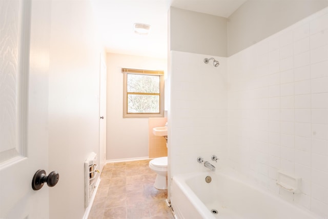 full bath featuring heating unit, baseboards, shower / bathing tub combination, and toilet