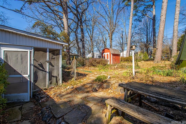 view of yard featuring an outdoor structure and a shed