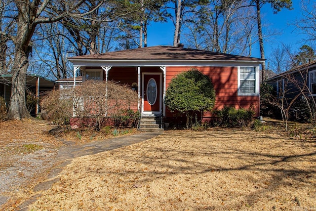 view of front of home featuring entry steps and a front lawn