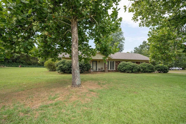 single story home featuring a front yard