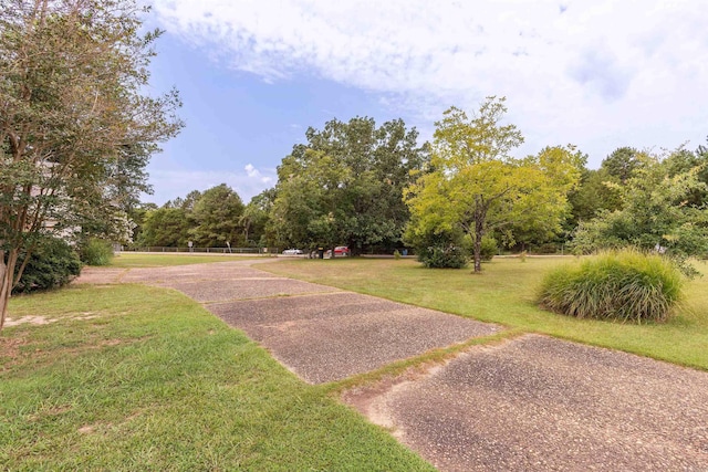 view of property's community featuring a yard