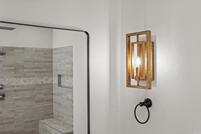 bathroom featuring a tile shower