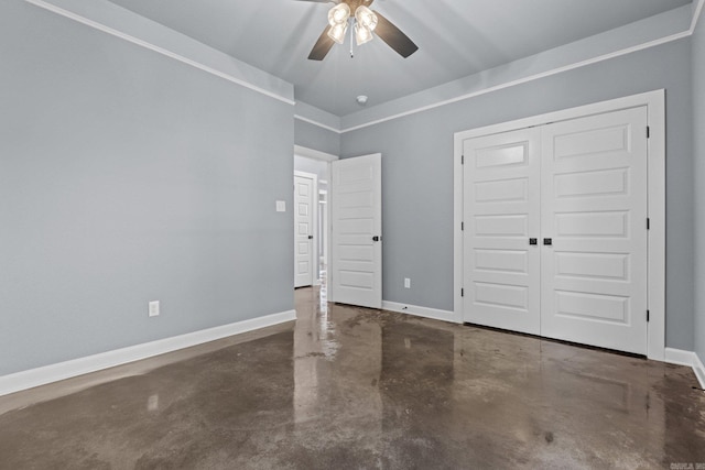 unfurnished bedroom with ceiling fan, concrete floors, a closet, and baseboards