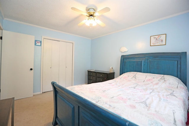 bedroom featuring light carpet, a ceiling fan, ornamental molding, and a closet