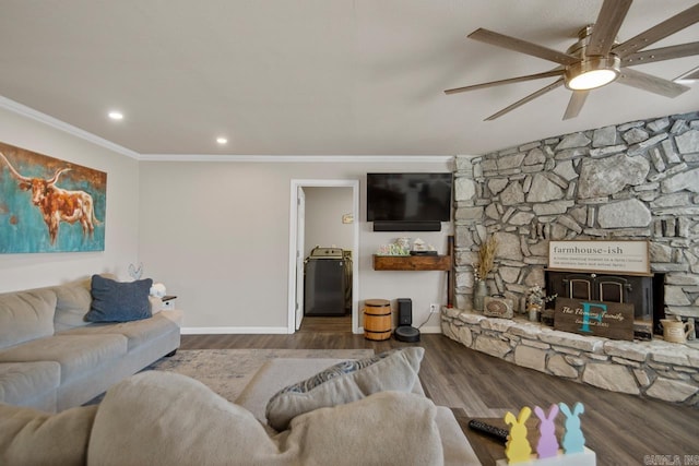 living area featuring crown molding, recessed lighting, ceiling fan, wood finished floors, and baseboards