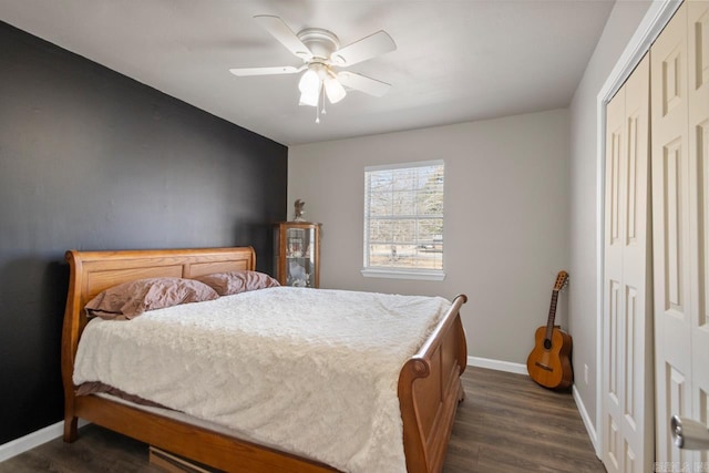 bedroom featuring dark wood-style floors, ceiling fan, a closet, and baseboards