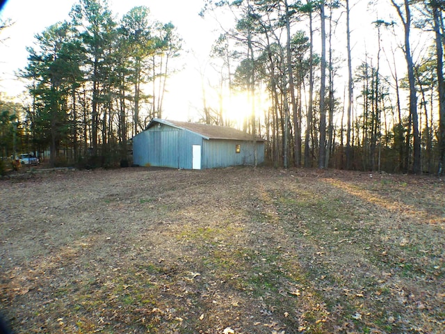 view of yard featuring an outbuilding