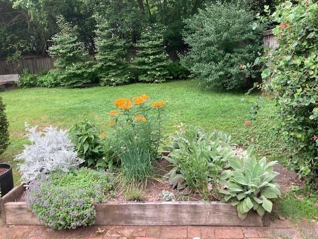 view of yard featuring fence