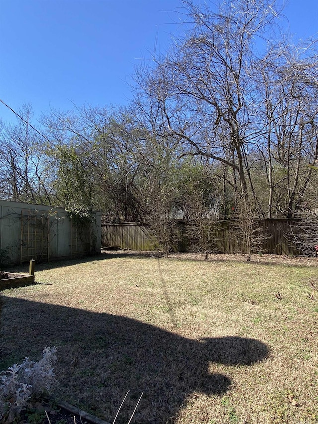 view of yard featuring fence