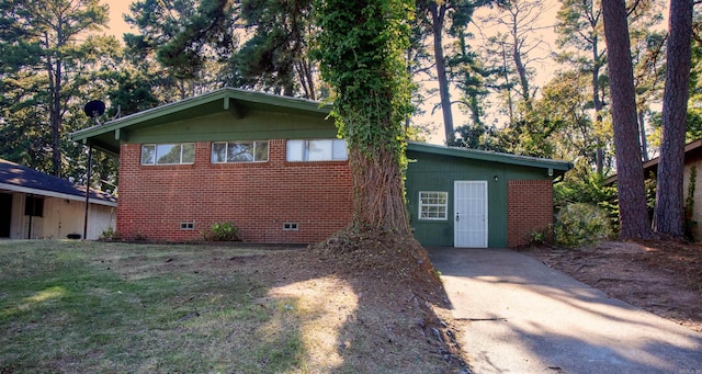 view of front of house featuring crawl space and brick siding