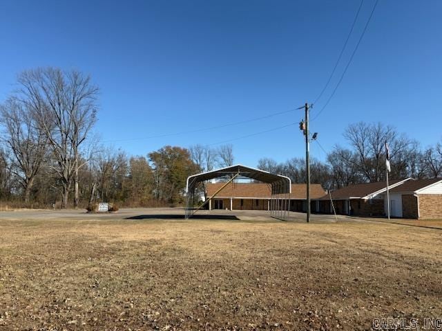 view of yard featuring a detached carport