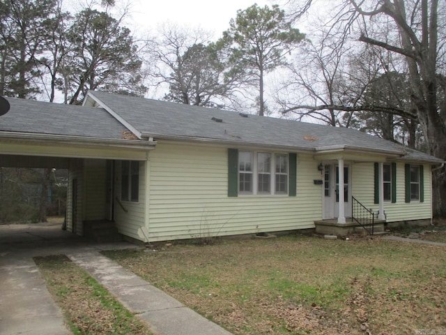 ranch-style home with entry steps and roof with shingles