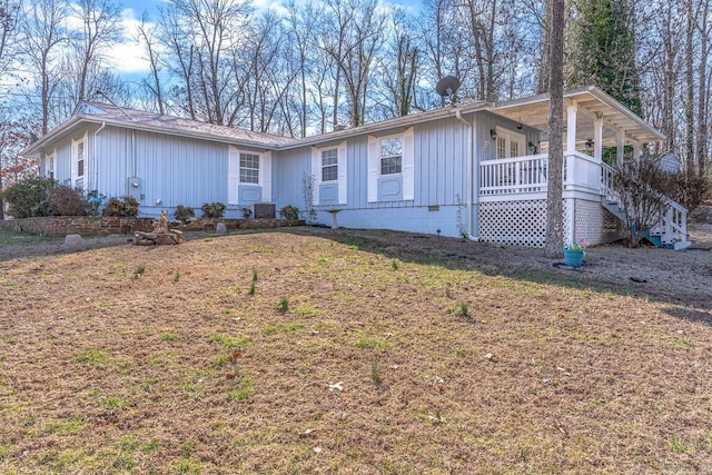 ranch-style home featuring a porch, crawl space, and a front lawn