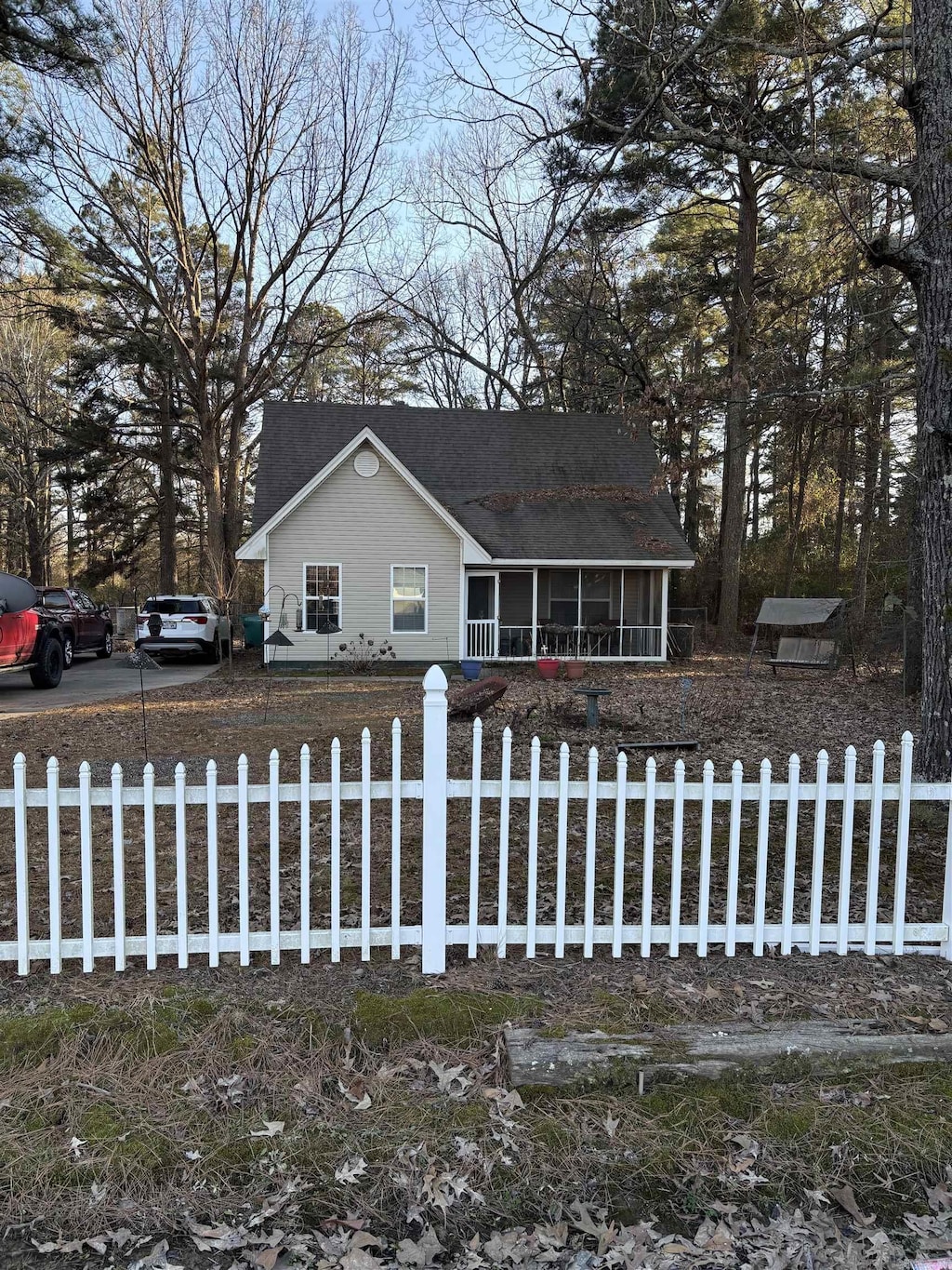 view of front facade featuring a fenced front yard