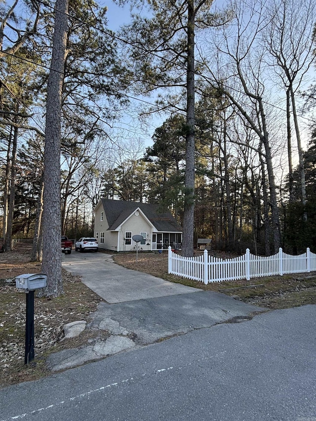 view of front of property featuring driveway and a fenced front yard