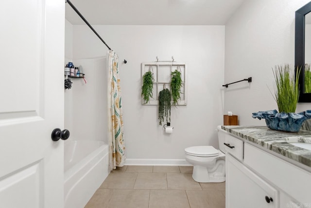 full bathroom featuring baseboards, toilet, tile patterned flooring, shower / bath combo with shower curtain, and vanity